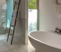 Villa Seseh Beach II, Salle de bain principale